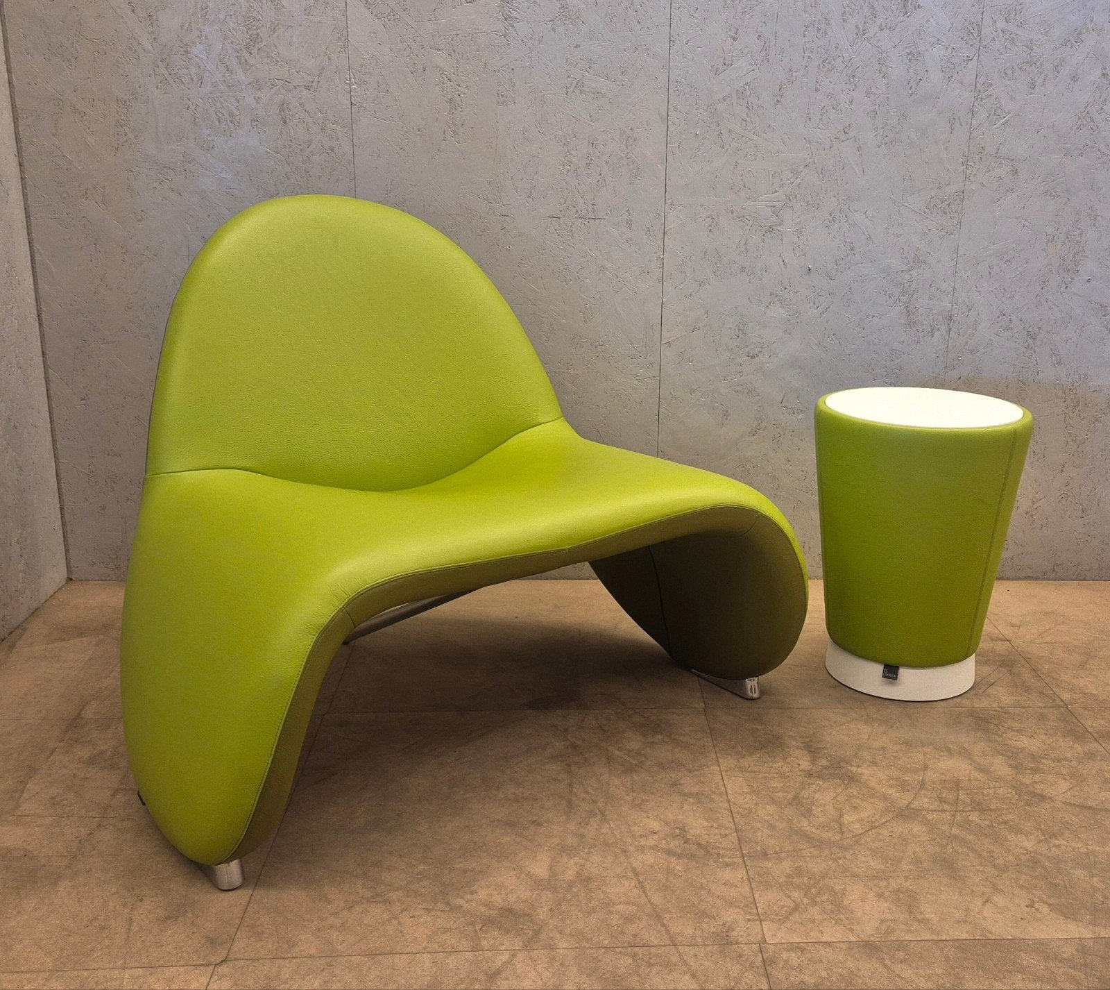 Leolux Stella fauteuil + Barillo poef groen leer design, Huis en Inrichting, Fauteuils, Ophalen, Leolux, Zo goed als nieuw, 75 tot 100 cm