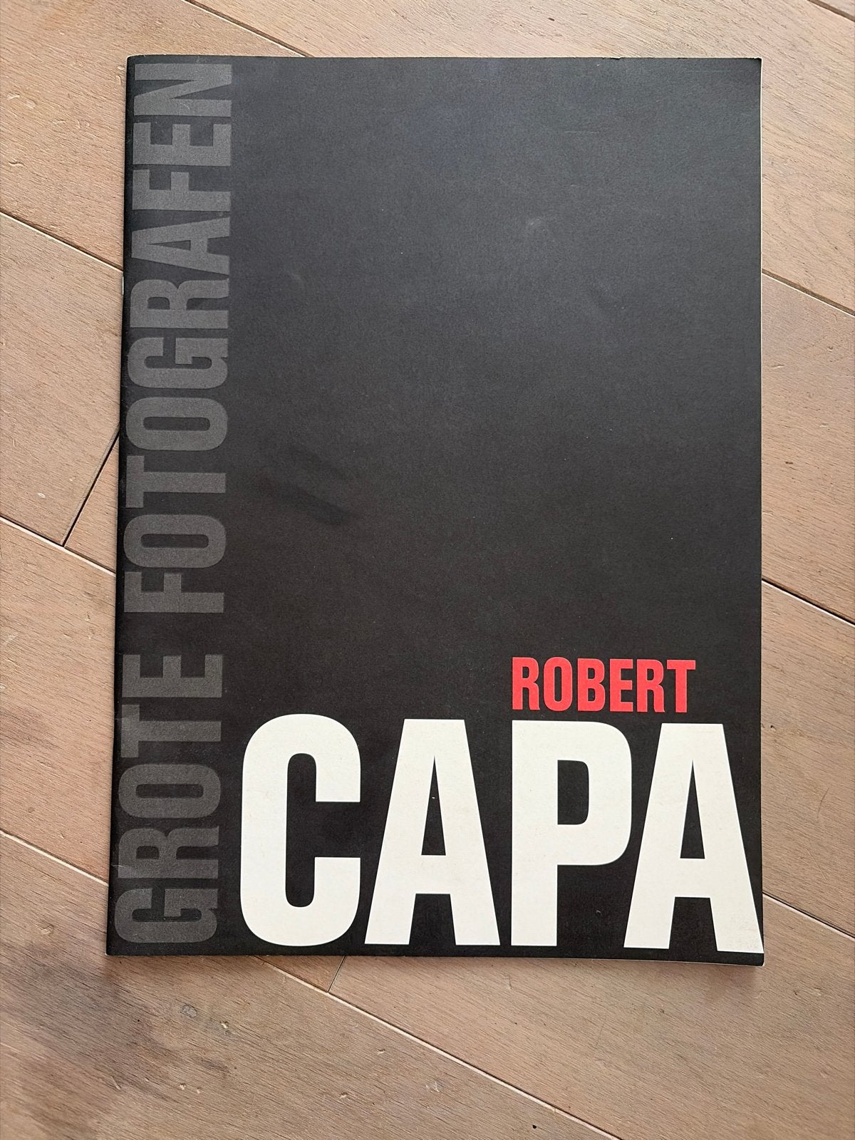 Grote Fotografen: Robert Capa - De Volkskrant, Ophalen of Verzenden, Zo goed als nieuw, Fotografen