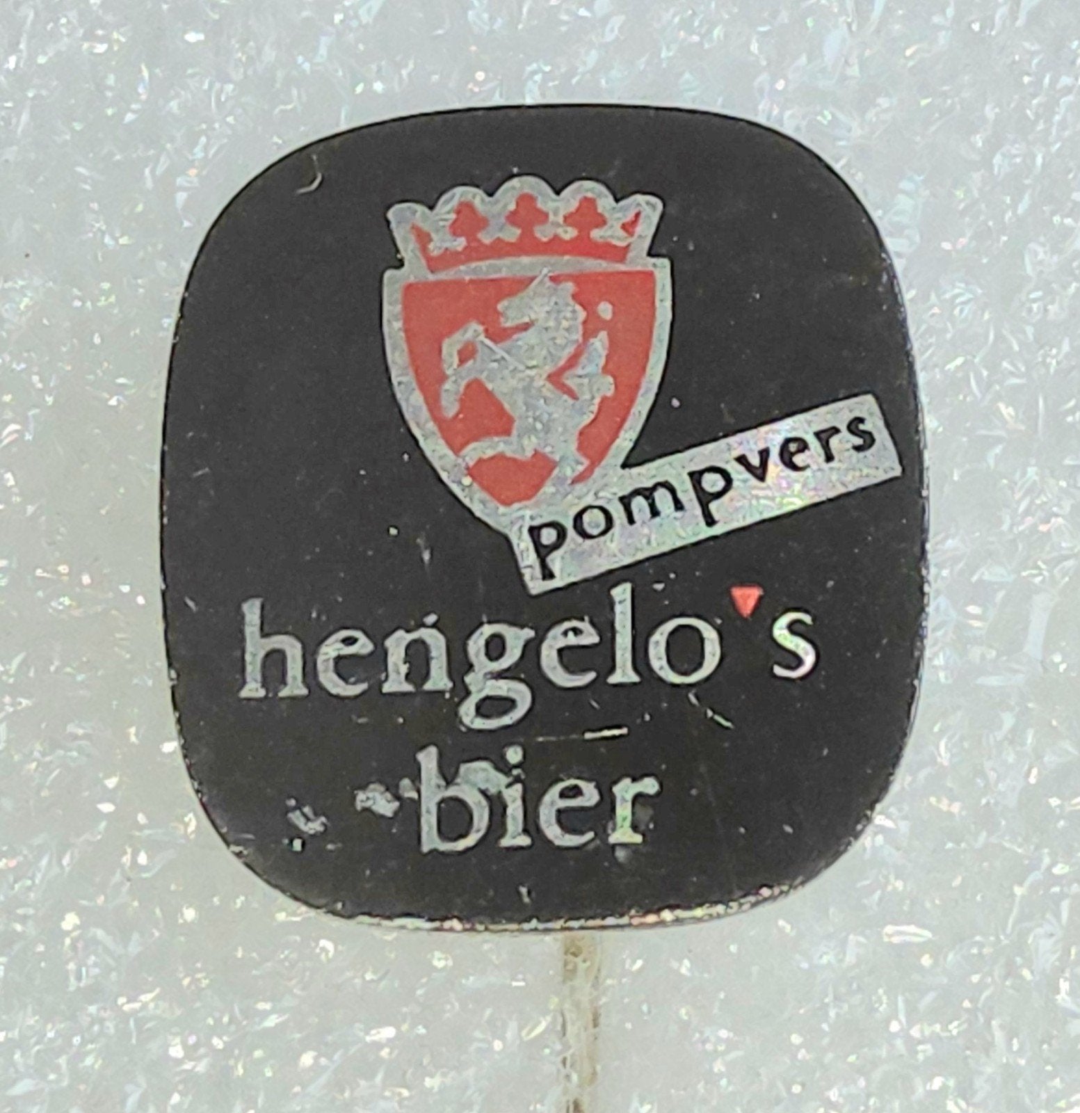 Vintage Speldje Hengelo's Bier Pompvers, Ophalen of Verzenden, Gebruikt, Overige onderwerpen, Speldje of Pin