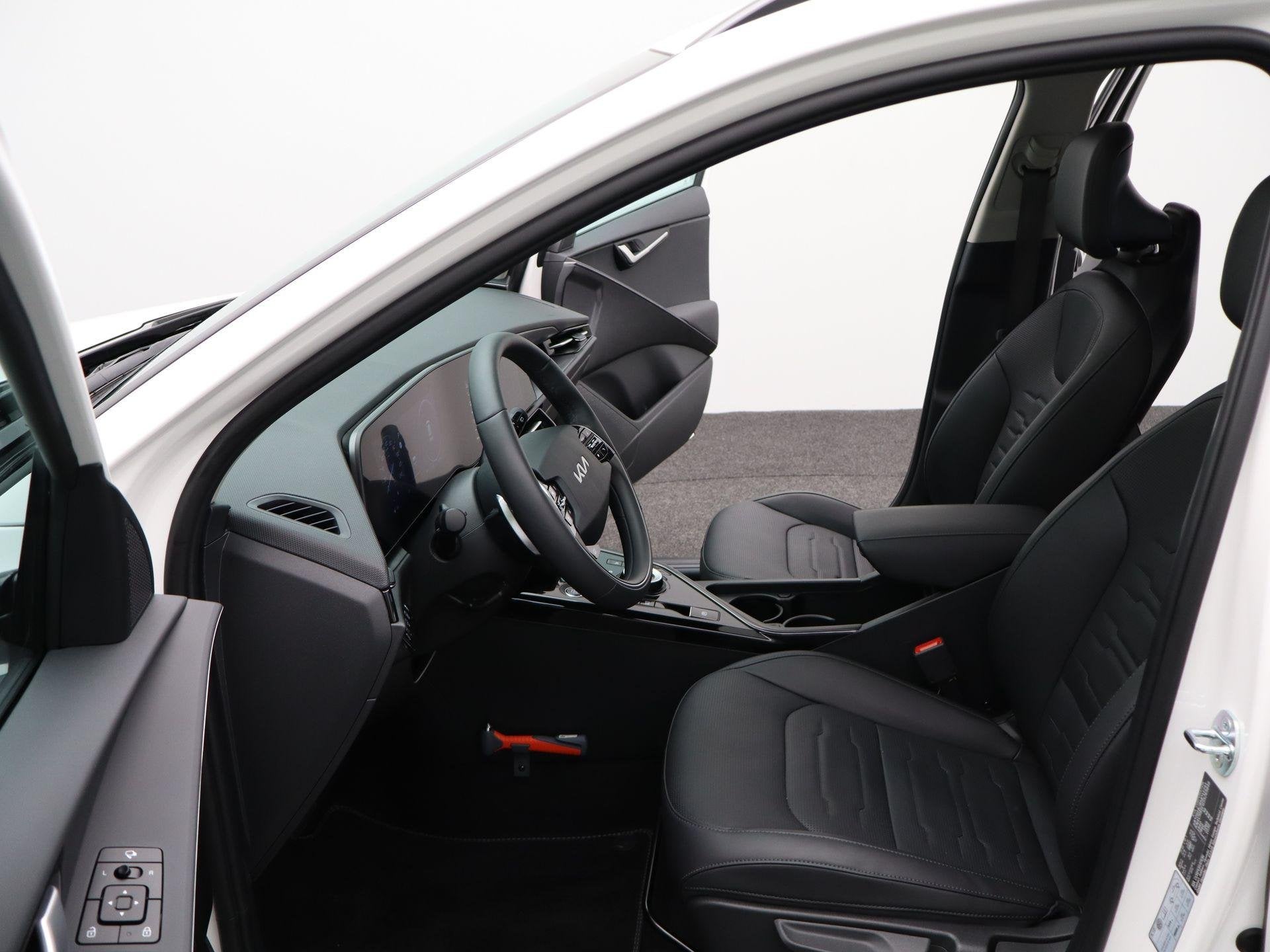 Foto 13 van Kia Niro 1.6 GDi Hybrid DynamicPlusLine | Open dak | Clima |