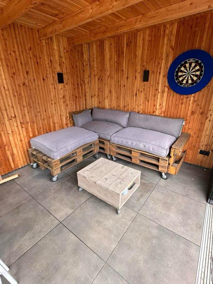 Palletbank op wielen met kussens en salontafel, Ophalen of Verzenden, Zo goed als nieuw, Hout, Bank