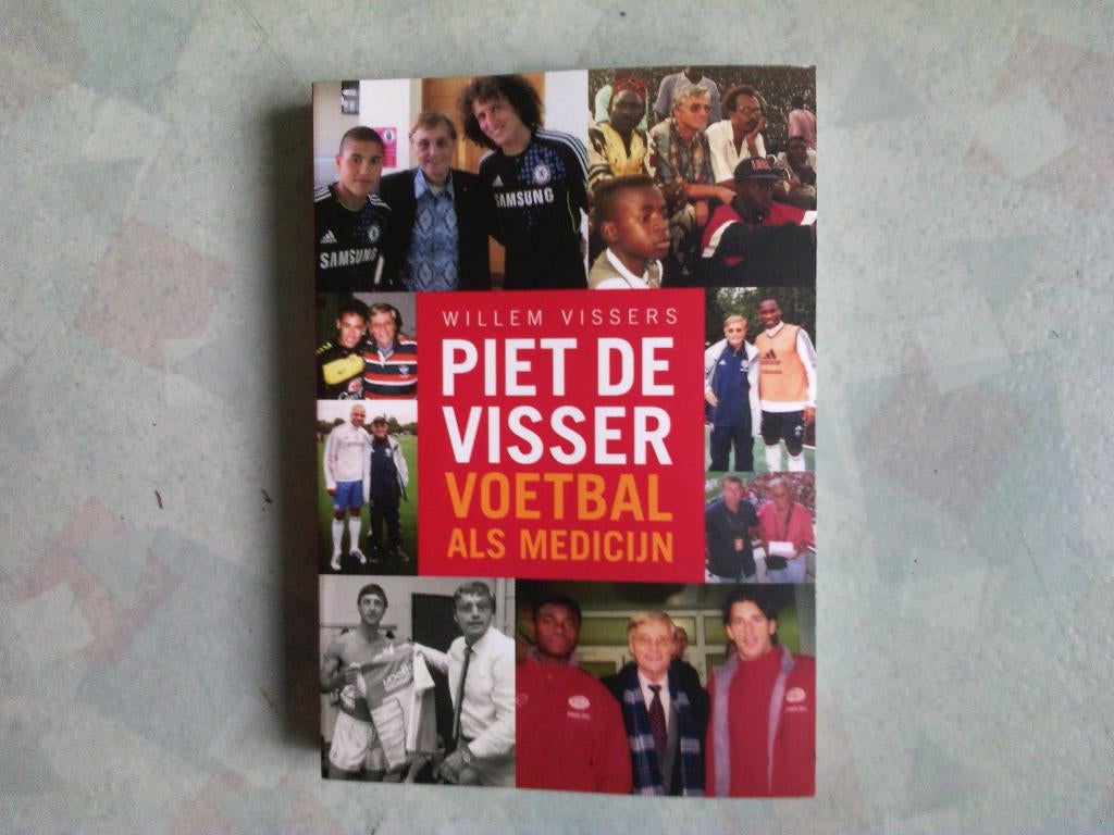 voetbalboek- Piet de Visser ( Voetbal als medicijn ), Ophalen of Verzenden, Zo goed als nieuw, Balsport