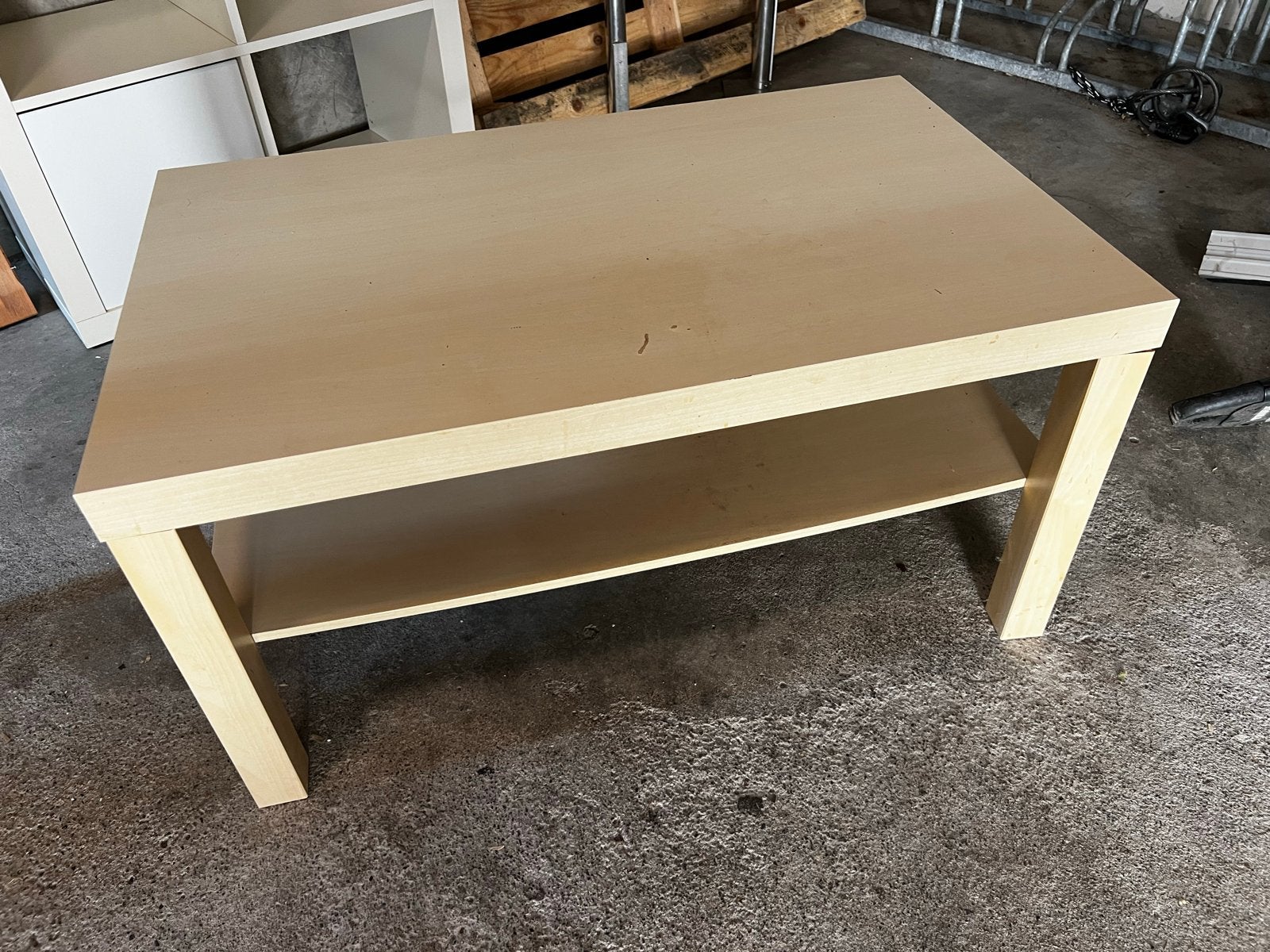 Lichte houten salontafel met opbergplank, Gebruikt, 100 tot 150 cm, Overige houtsoorten, 50 tot 100 cm