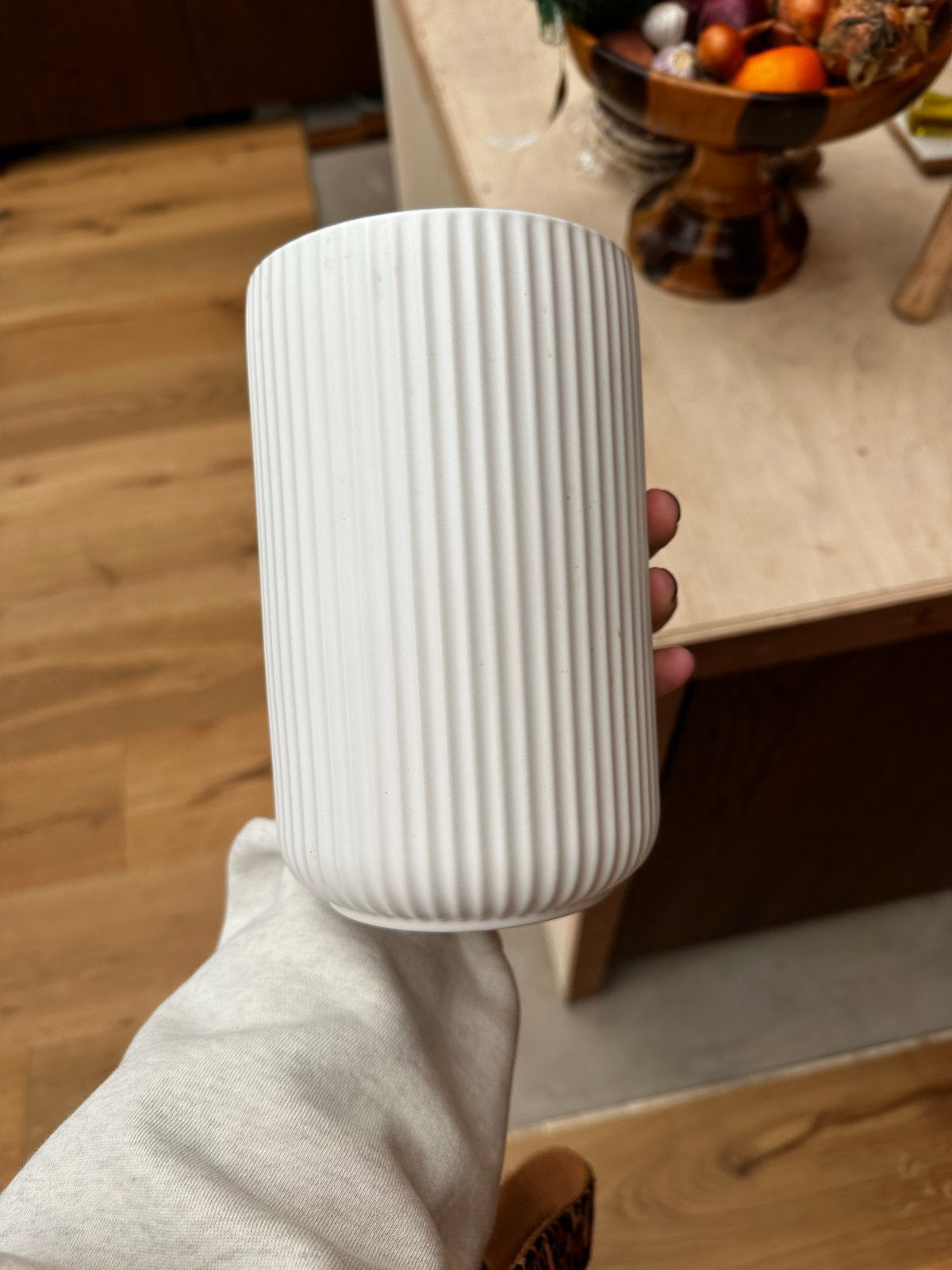 Witte keramieken ribbel vaas met ribbels - 18 cm hoog, Gebruikt, Met patroon/structuur, Wit, Ophalen of Verzenden