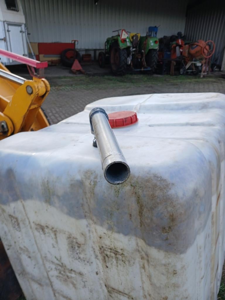 Te koop regenton met regenpijp en slang aansluiting  water, Tuin en Terras, Regentonnen, 150 liter of meer, Ophalen of Verzenden