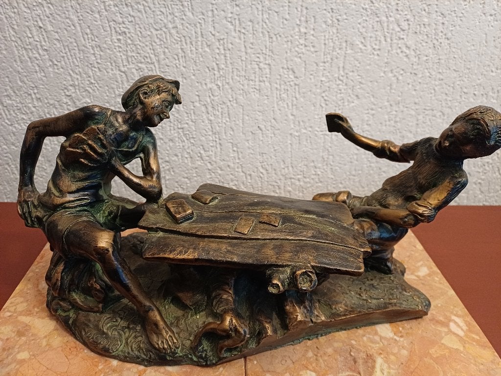Sculptuur van kaartspelende mannen, gesigneerd A. Ciolli, Ophalen, Beeld