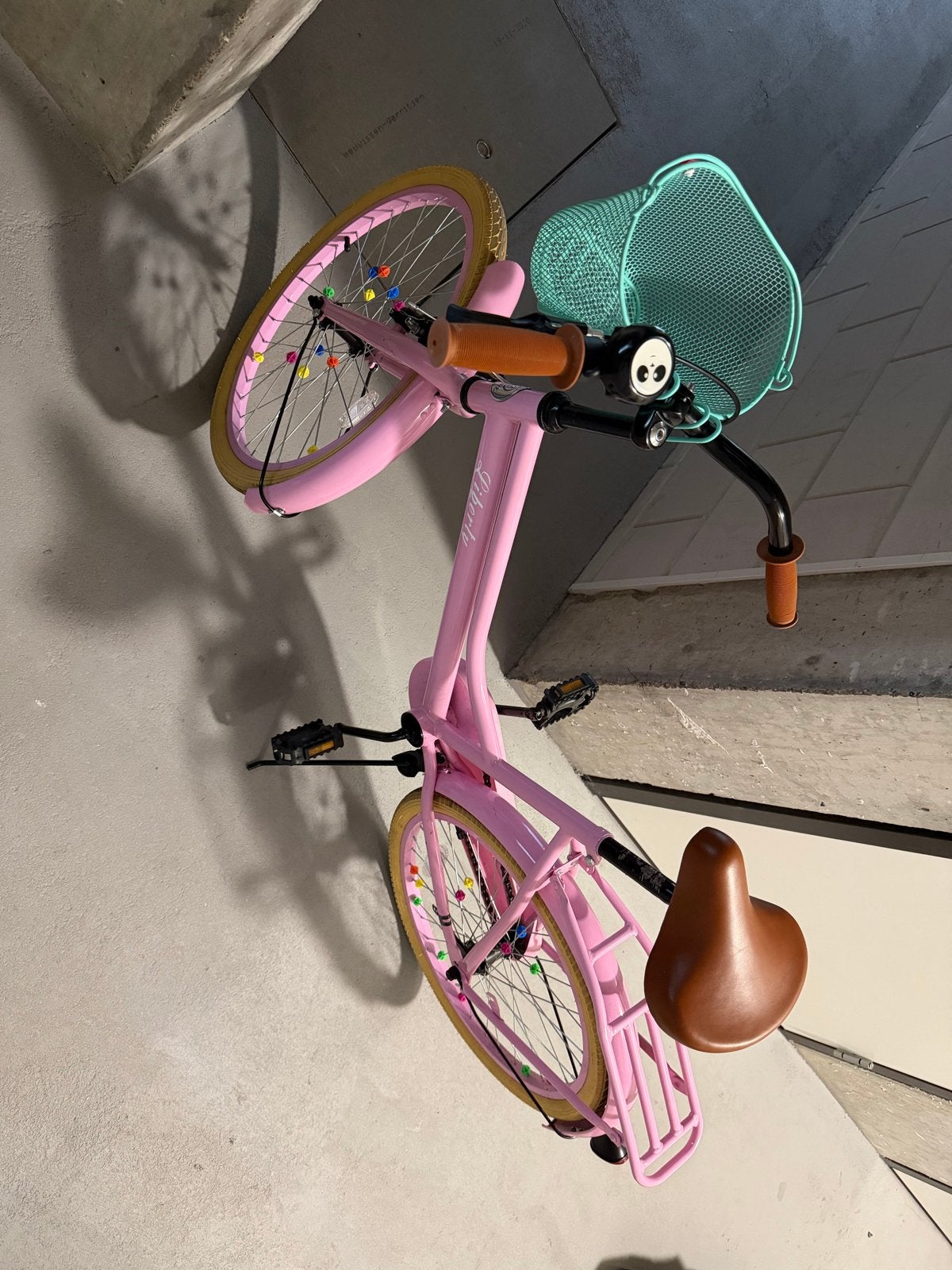 Roze kinderfiets met mandje en bagagedrager, Fietsen en Brommers, Fietsen | Meisjes, Ophalen, Terugtraprem, Gebruikt, Handrem