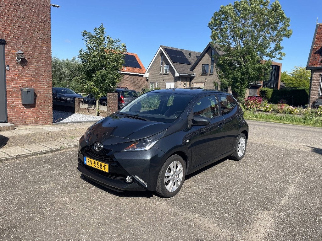 Toyota Aygo 1.0 12V Vvt-i x-wave 2017 Grijs, Auto's, Stof, Zwart, 4 stoelen, 24 km/l