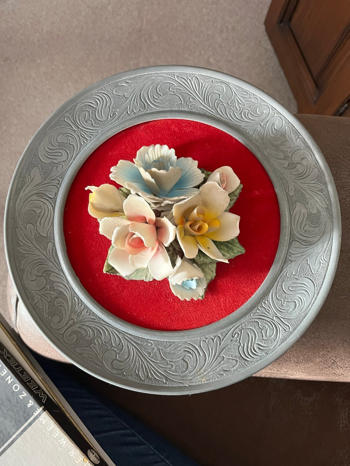 Decoratief tinnen bord met bloemen van porselein, Antiek en Kunst, Ophalen of Verzenden