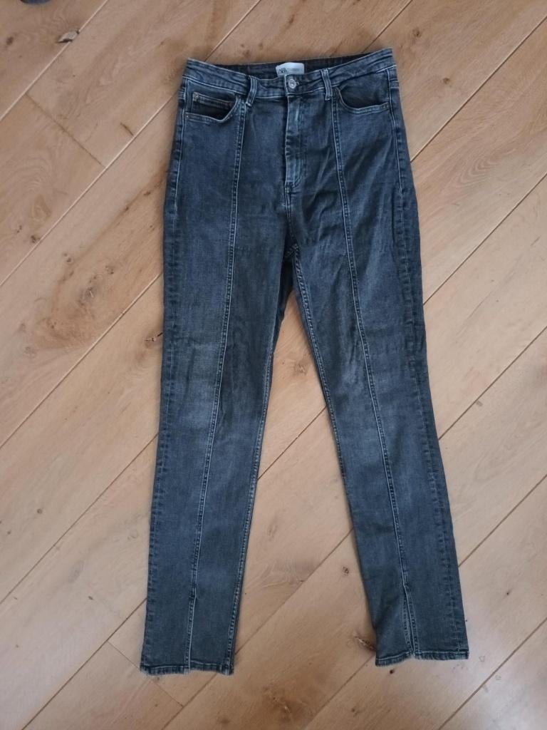 Jeans Zara maat 42 donker grijs, met split in de pijp, Zara, Ophalen of Verzenden, Zo goed als nieuw, W33 - W36 (confectie 42/44)