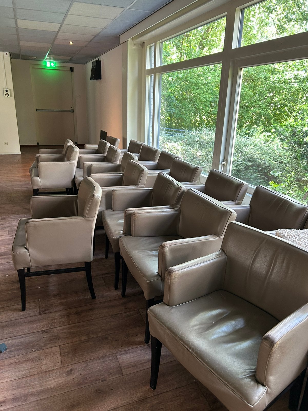 Partij van 38 gebruikte restaurantstoelen, Ophalen, Gebruikt, Bruin, Leer
