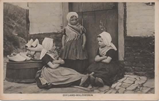 Zeeland Walcheren drie meisjes in klederdracht, Verzenden, 1920 tot 1940, Ongelopen, Zeeland