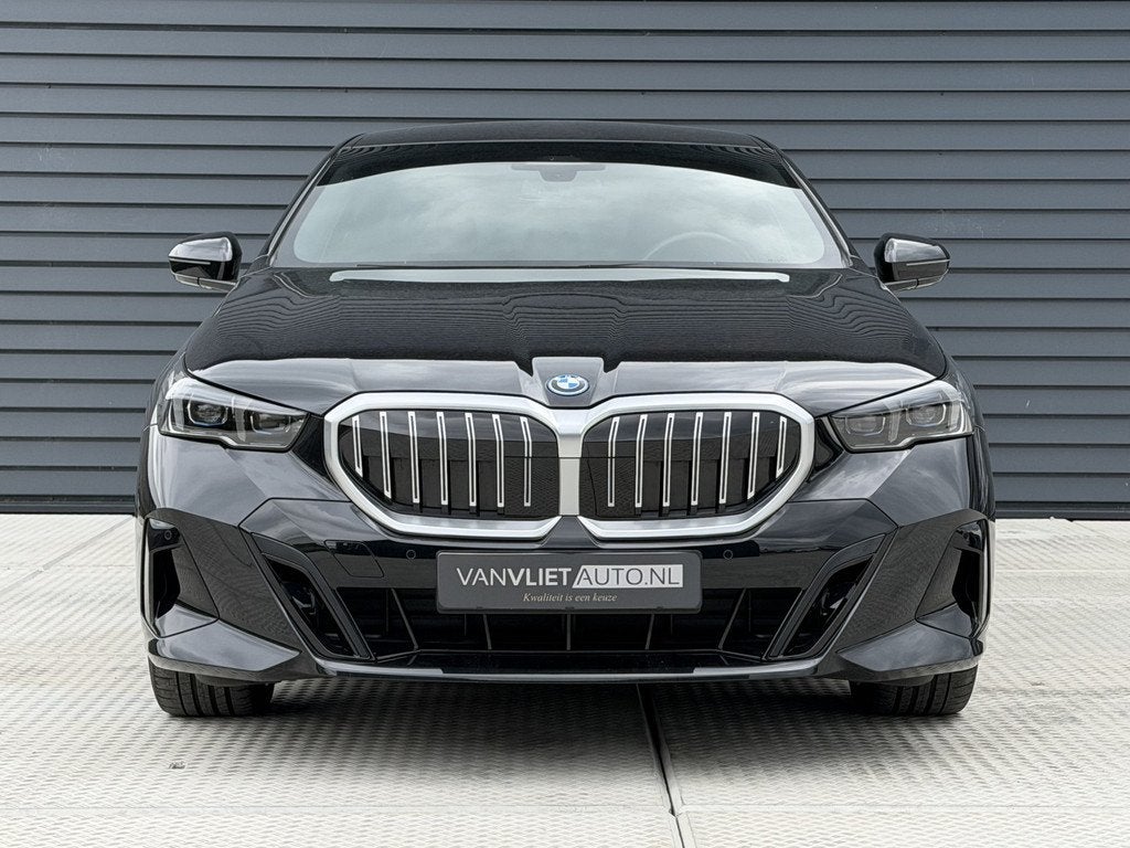 BMW 5 Serie 550e xDrive M SPORT 4 WHL besturing / Leder / tr, Automaat, Gebruikt, 138 €/maand, Zwart