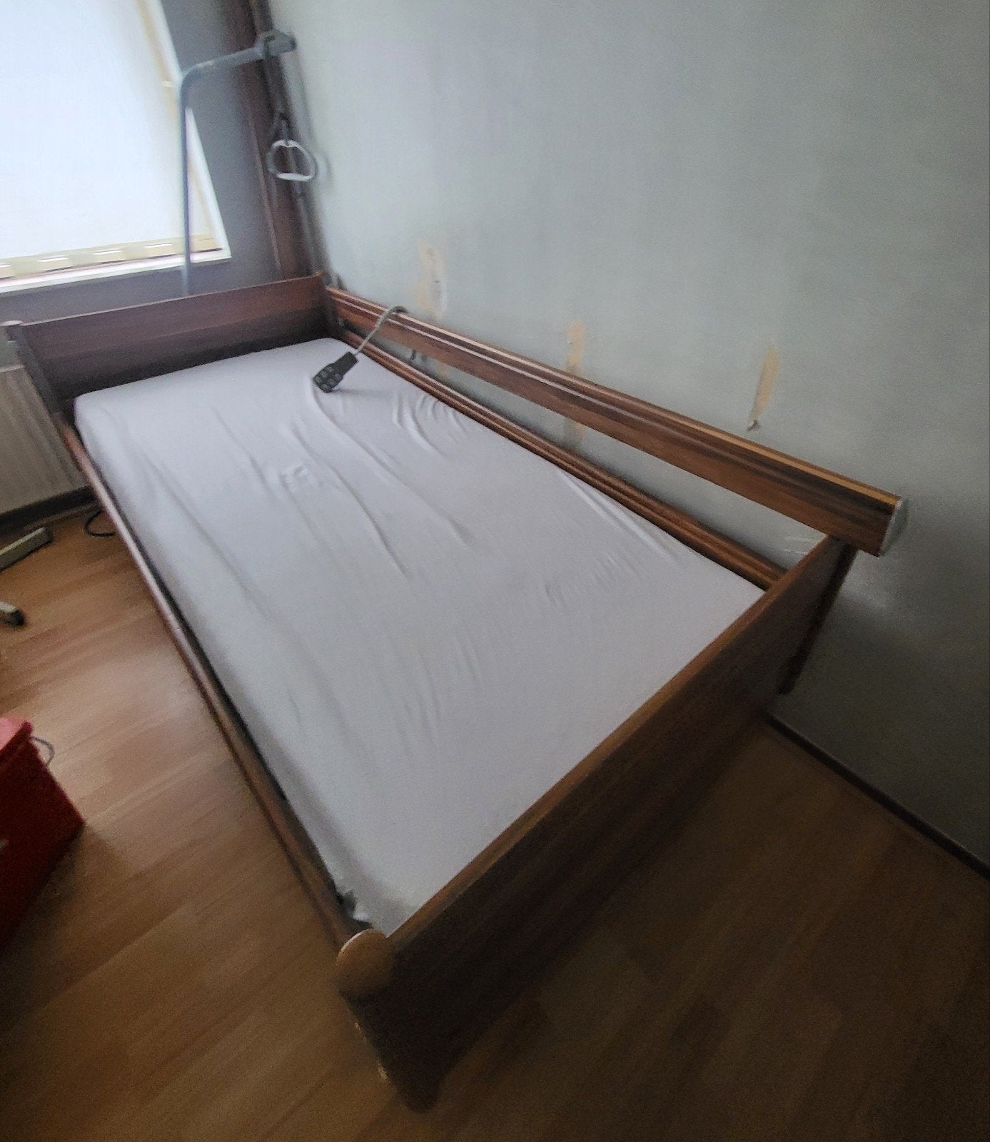 Verstelbaar eenpersoonsb hoog/laagbed met houten frame, Huis en Inrichting, Ophalen, 90 cm, Eenpersoons, Bruin