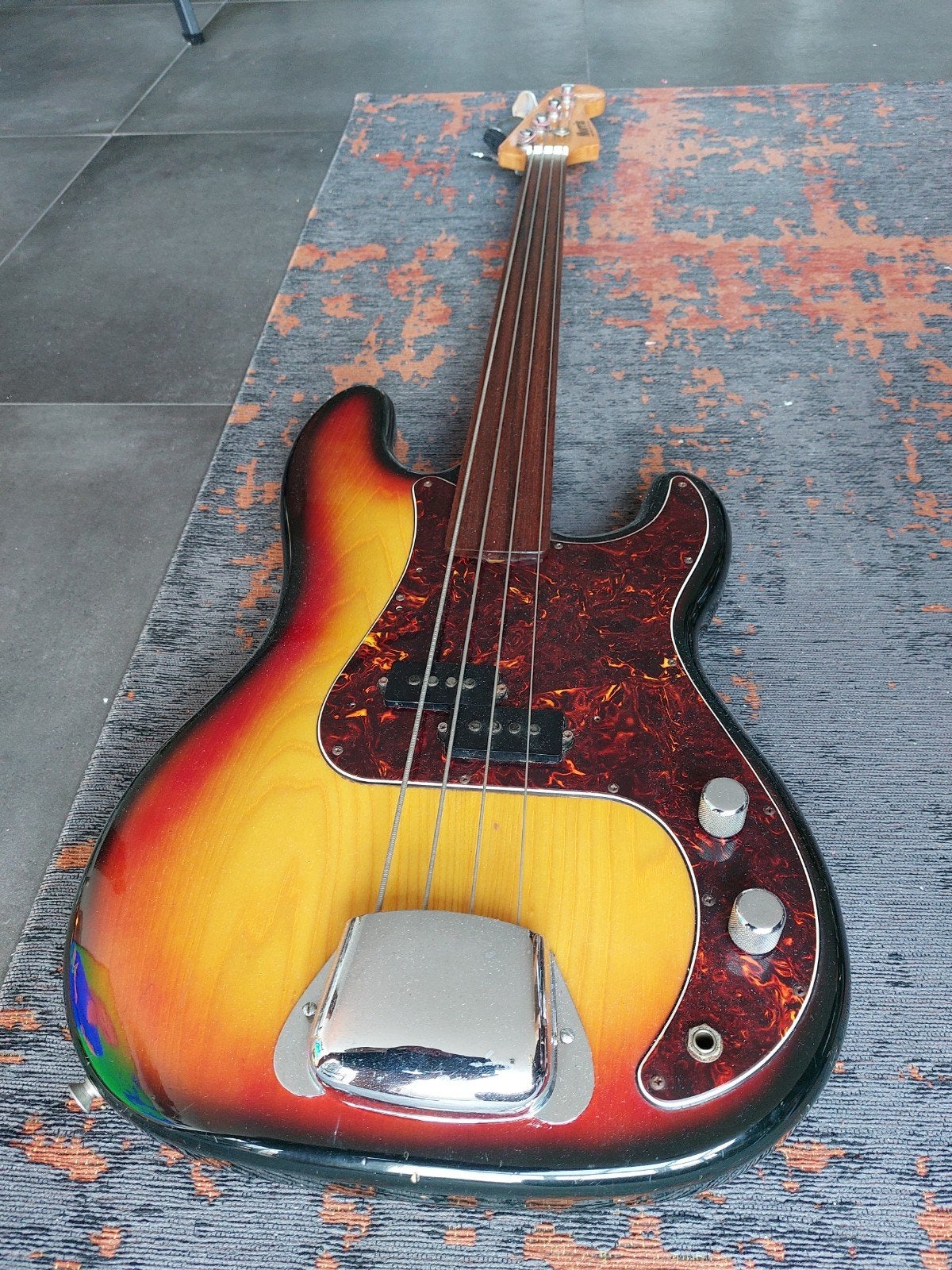 Morris Fretloze Basgitaar Sunburst, Ophalen, Fretloos
