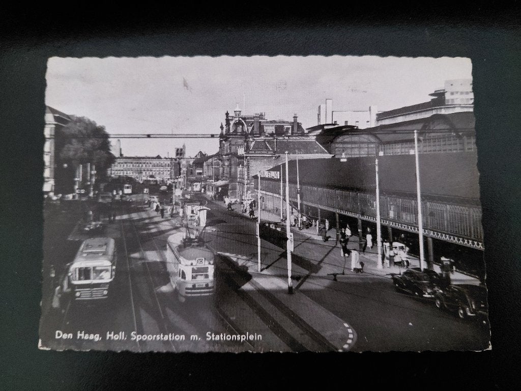 Den Haag, Holl. Spoorstation, oude tram, bus en auto's., Verzenden, 1940 tot 1960, Gelopen, Gebouw