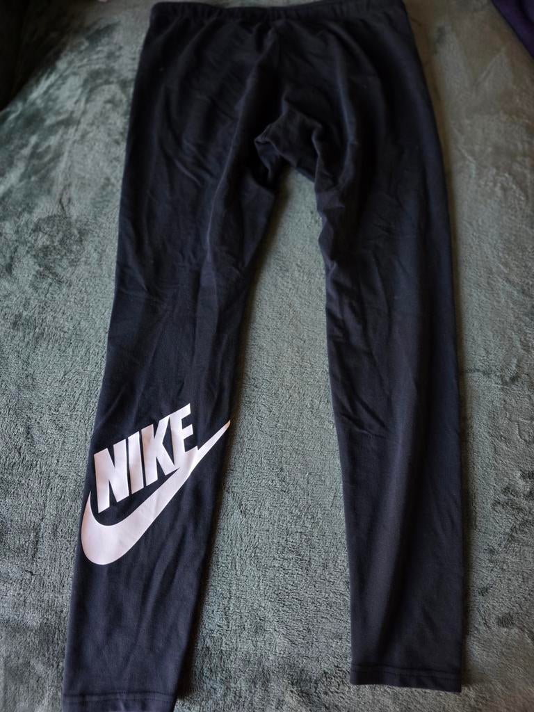 Nike legging maat L met logo op de achterkant, Kleding | Dames, Broeken en Pantalons, Gedragen, Maat 42/44 (L), Zwart, Lang, Ophalen of Verzenden