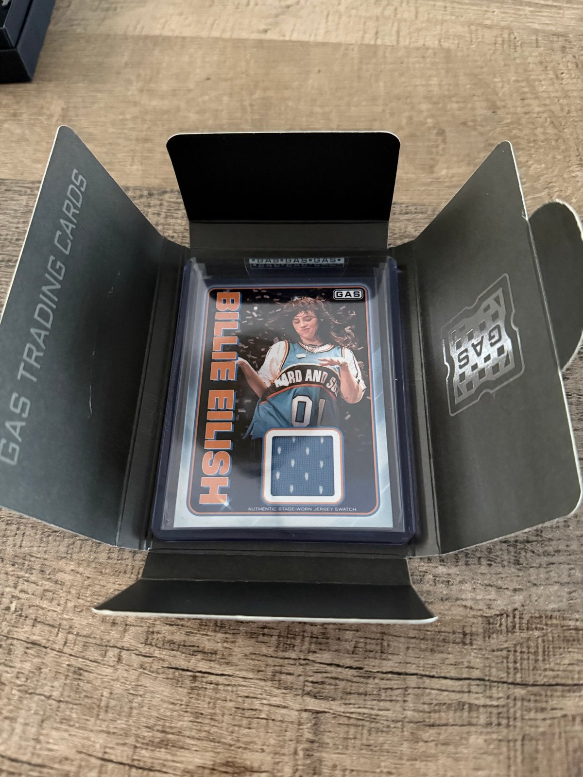 Billie Eilish GAS Trading Card - Authentic Stage-Worn Jersey, Ophalen of Verzenden, Zo goed als nieuw