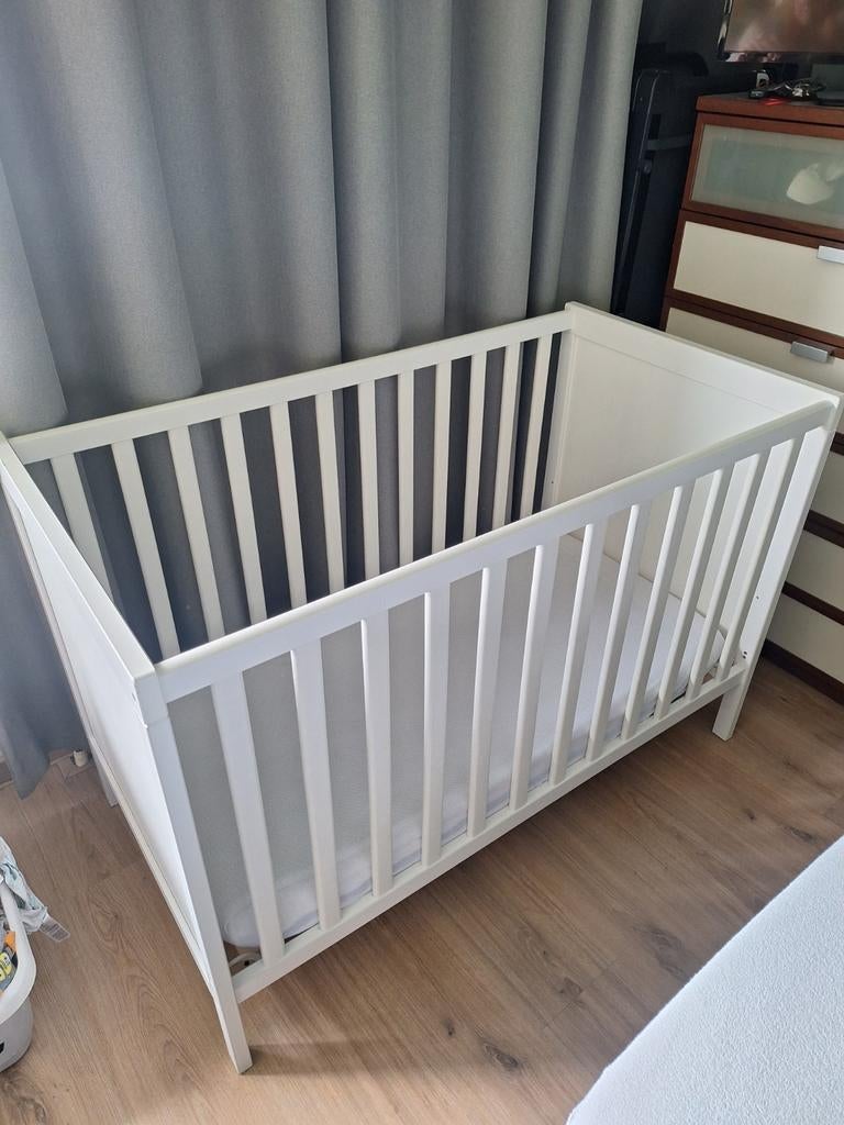Ikea ledikant (en peuterbed) Sundvik en Aerosleep matras, Ophalen, Zo goed als nieuw, Ledikant