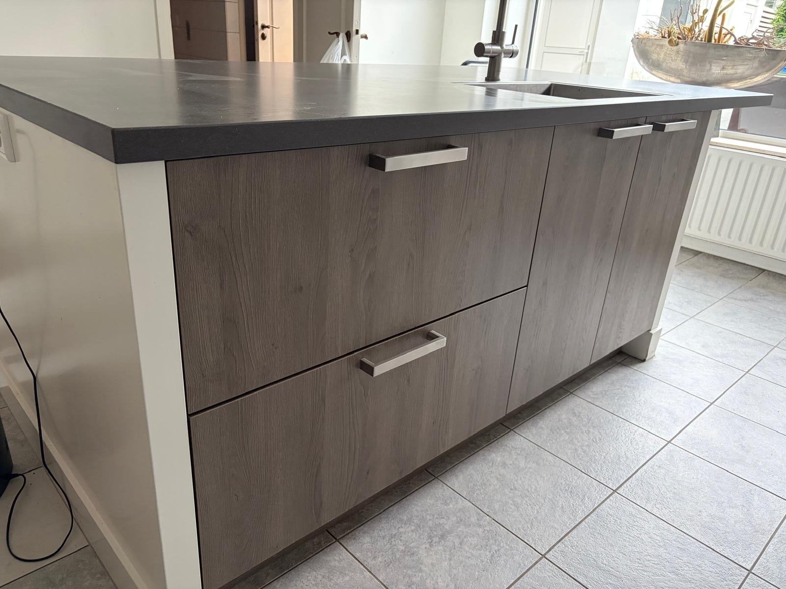 Moderne Keuken met Kookeiland en Composiet Blad, Ophalen, Gebruikt, Bruin, Overige typen