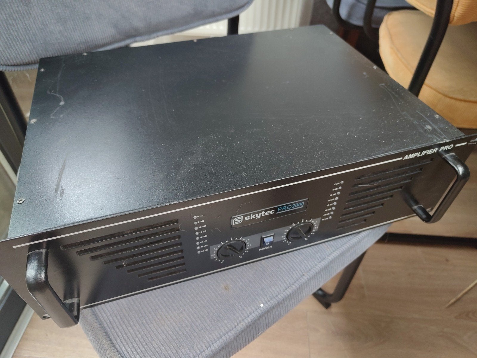 2x Skytec PRO/AMP 2000 Versterker - 2x 1000W Piekvermogen, Ophalen, Gebruikt
