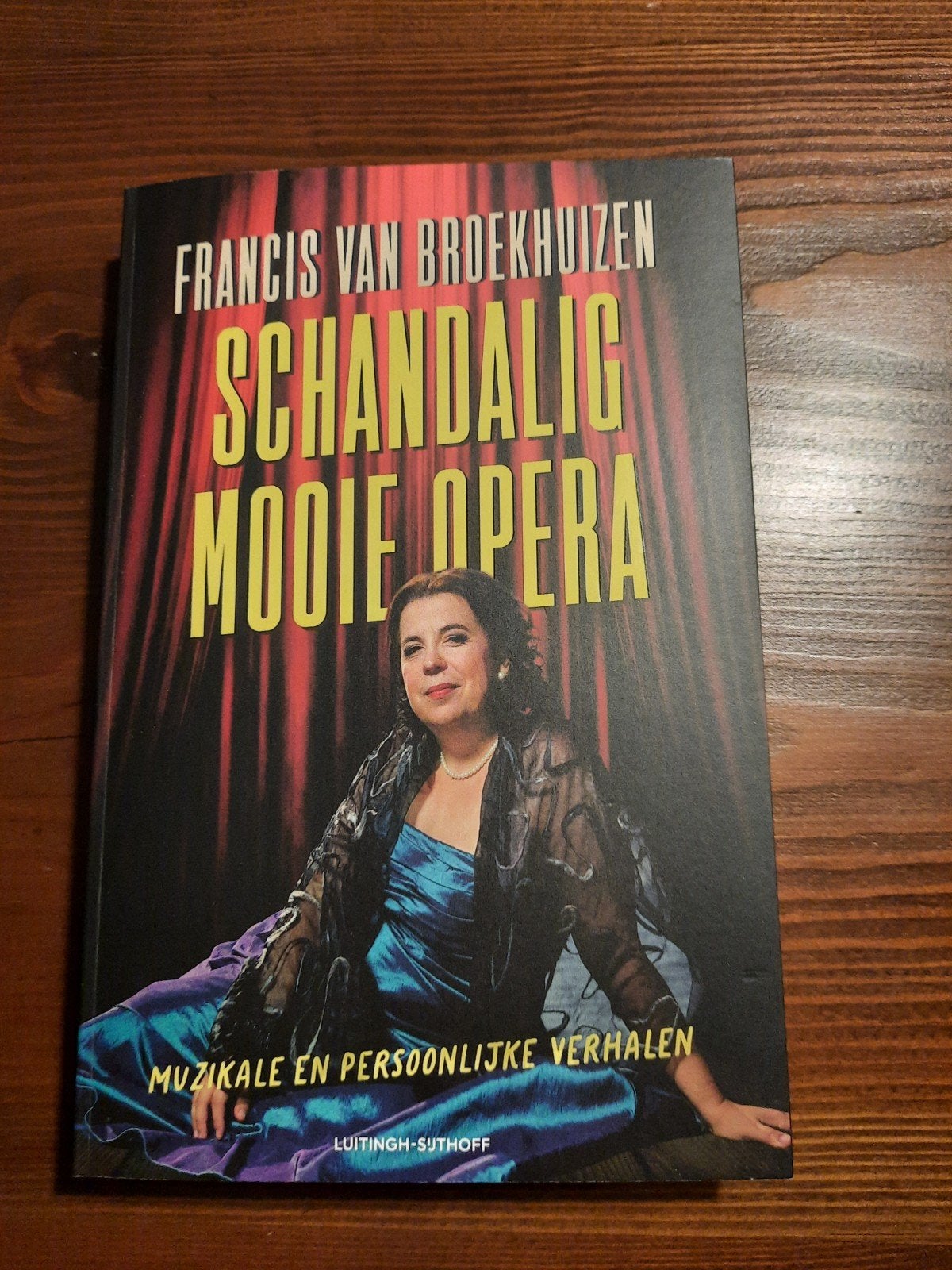 Boek Schandalig mooie opera van Francis van Broekhuizen, Ophalen of Verzenden, Nieuw