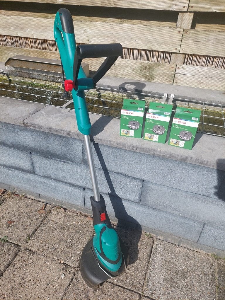 Kantenmaaier Bosch ART 24 met extra draadspoelen, Tuin en Terras, Ophalen, Gebruikt, Elektrisch