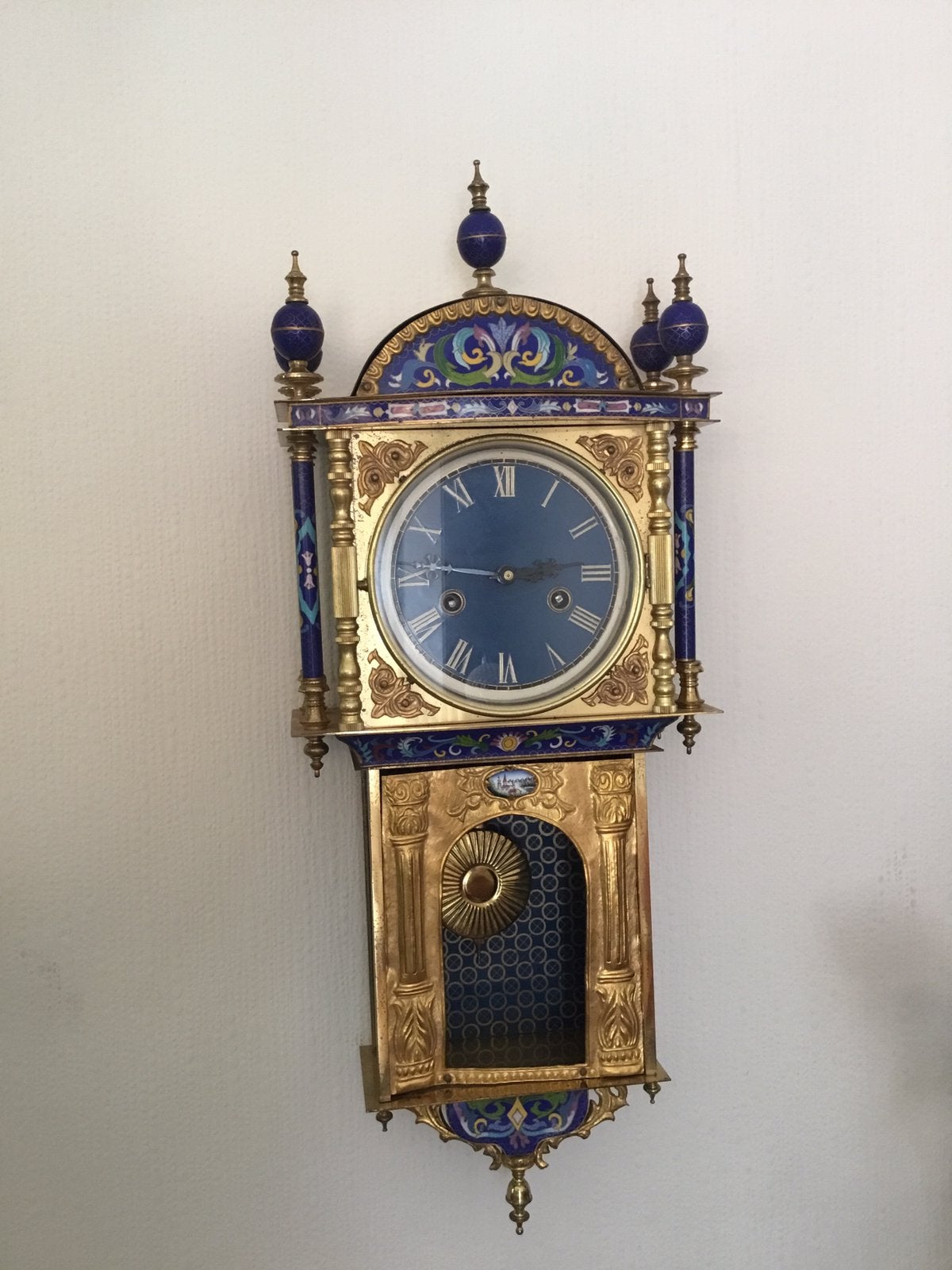 Oude antieke cloisonne  wandklok, verguld en met emaille, Ophalen