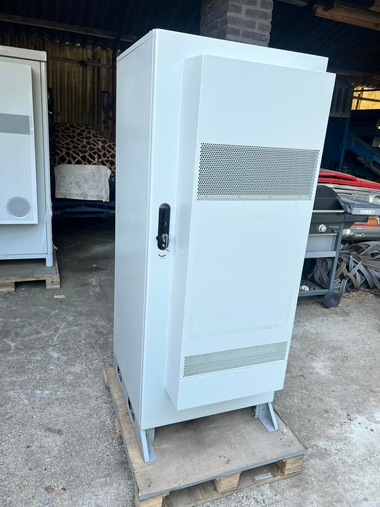 Thuisbatterij buiten patch kast Huawei, Computers en Software, Serverkasten, Ophalen, Zo goed als nieuw