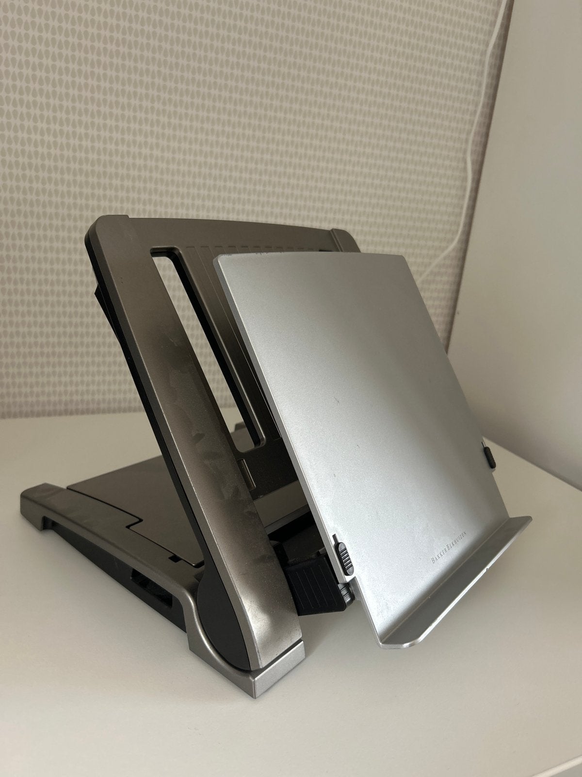 Verstelbare laptopstandaard - Ergonomisch en draagbaar, Computers en Software, Laptopstandaarden, Gebruikt, In diepte verstelbaar