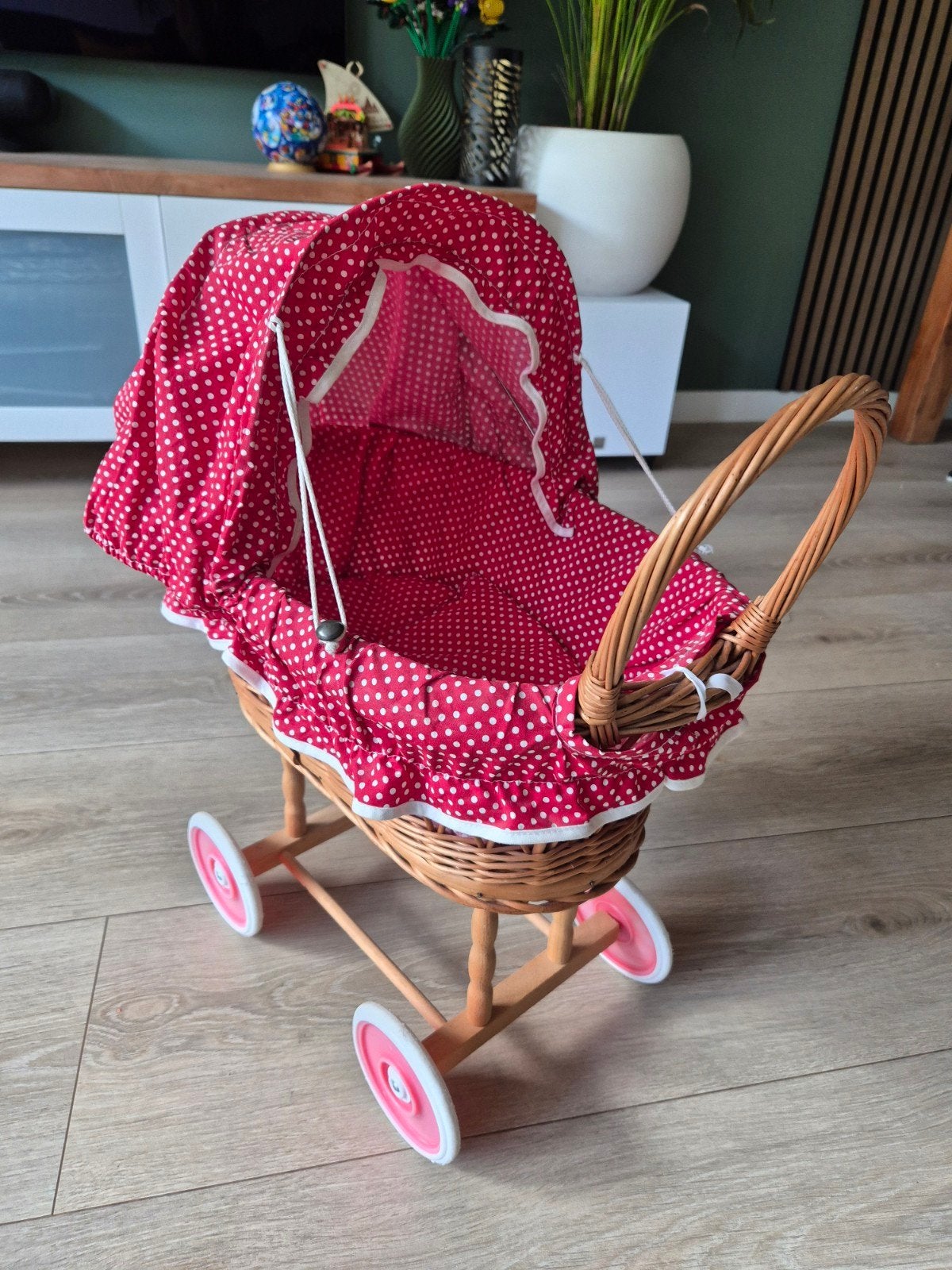 Vintage poppenwagen riet rood met witte stippen, Ophalen of Verzenden, Gebruikt, Overige typen