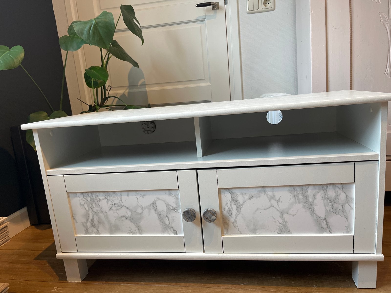 Gepimpte TV-meubel wit met marmerlook, Huis en Inrichting, Ophalen, Gebruikt, 100 tot 150 cm, Minder dan 100 cm