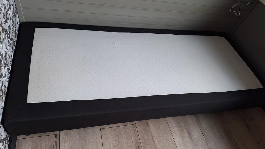 Zwarte boxspring Born 90 bij 200 cm, inclusief matras., Gebruikt, 90 cm, Eenpersoons, Zwart