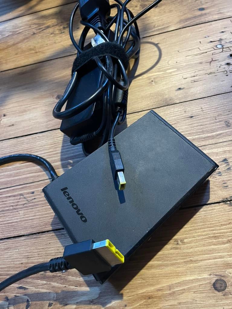 Docking station en lader Lenovo, Computers en Software, Laptop-opladers, Ophalen of Verzenden, Zo goed als nieuw
