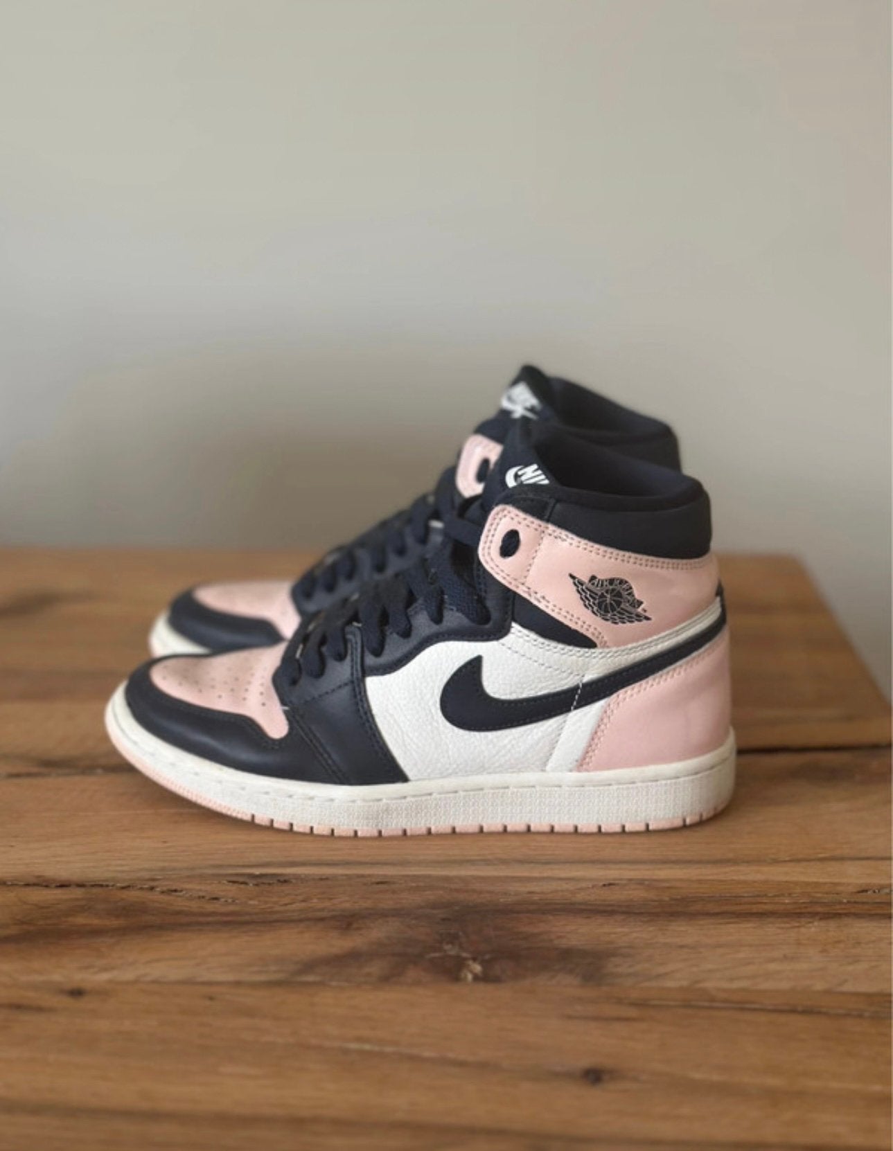 Jordan 1 high retro atmosphere - Maat 38,5, Kleding | Dames, Ophalen of Verzenden, Zo goed als nieuw, Roze, Sneakers of Gympen