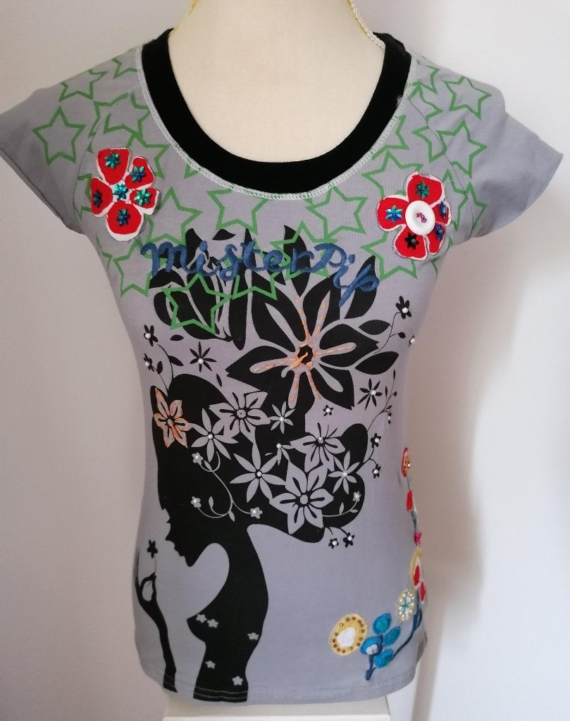 SUPER LEUK t-shirt met div. kleurenprint en applicaties mt.S, Overige kleuren, Nieuw, Ophalen of Verzenden, Korte mouw