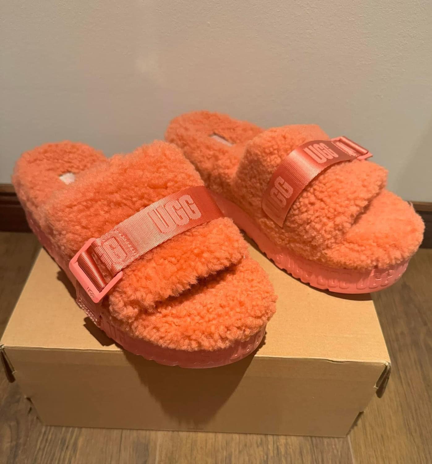 UGG • UGGS - FLUFFITA - Oud Roze Platform Slippers - 41, Ophalen of Verzenden, Nieuw, Roze