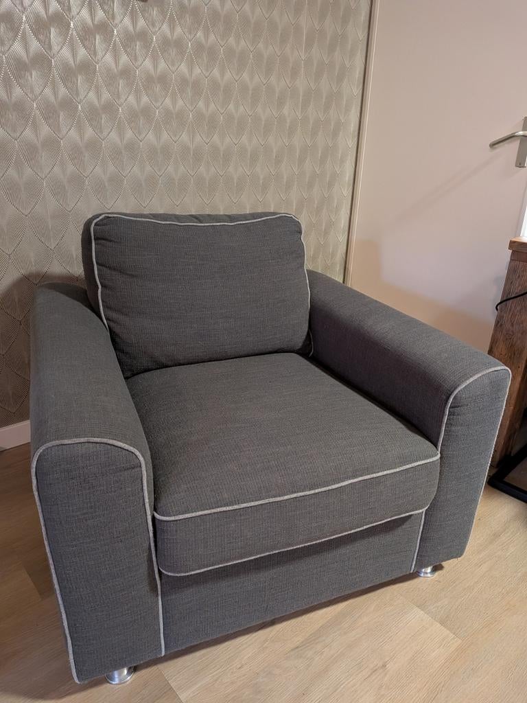 Comfortabele grijze fauteuil - Zo goed als nieuw, Huis en Inrichting, Fauteuils, Ophalen, Modern, Comfortabel, 75 tot 100 cm, Zo goed als nieuw