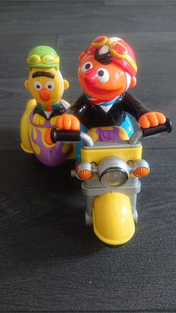 Bert en Ernie Vintage motor met zijspan( licht en geluid), Ophalen of Verzenden, Overige figuren, Gebruikt, Beeldje of Figuurtje