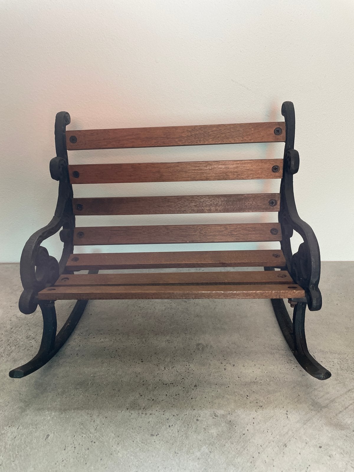 Gietijzeren schommelbankje voor poppen - Hout en Metaal, Ophalen of Verzenden, Zo goed als nieuw, Accessoires