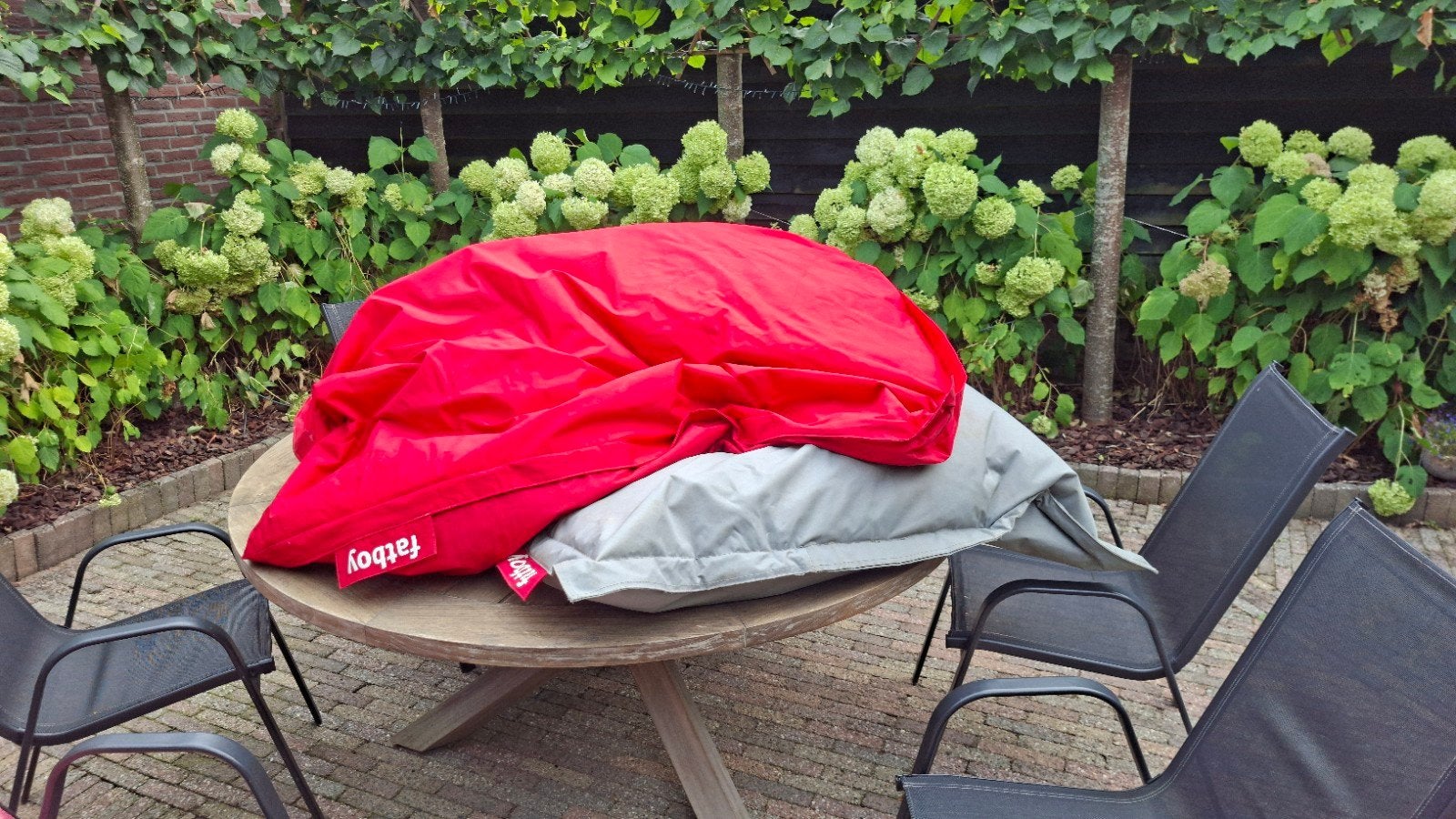 Fatboy zitzak rood en grijs - Comfortabel voor binnen/buiten, Ophalen, Gebruikt, Meerpersoons, Binnen