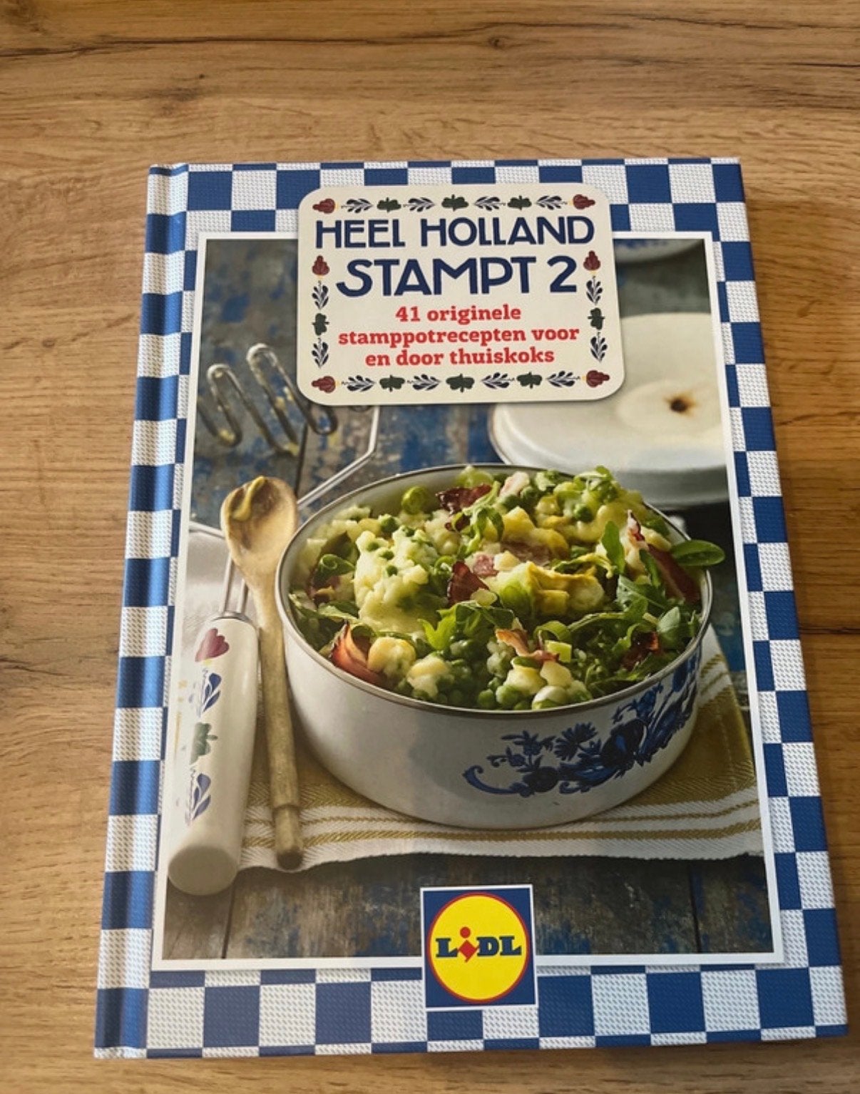 Heel Holland Stampt 2 - Originele Stamppotrecepten, Ophalen of Verzenden, Zo goed als nieuw, Nederland en België, Hoofdgerechten