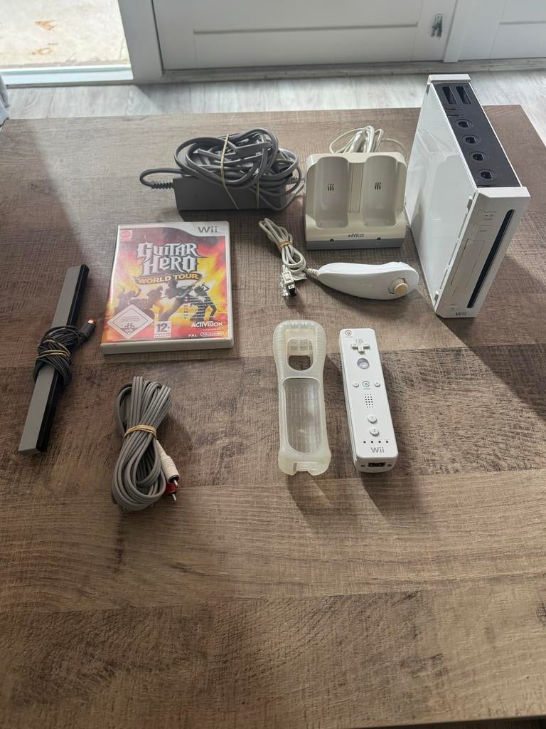 Wii console met Guitar Hero World Tour en accessoires, Ophalen of Verzenden, Gebruikt, Met 1 controller, Met games