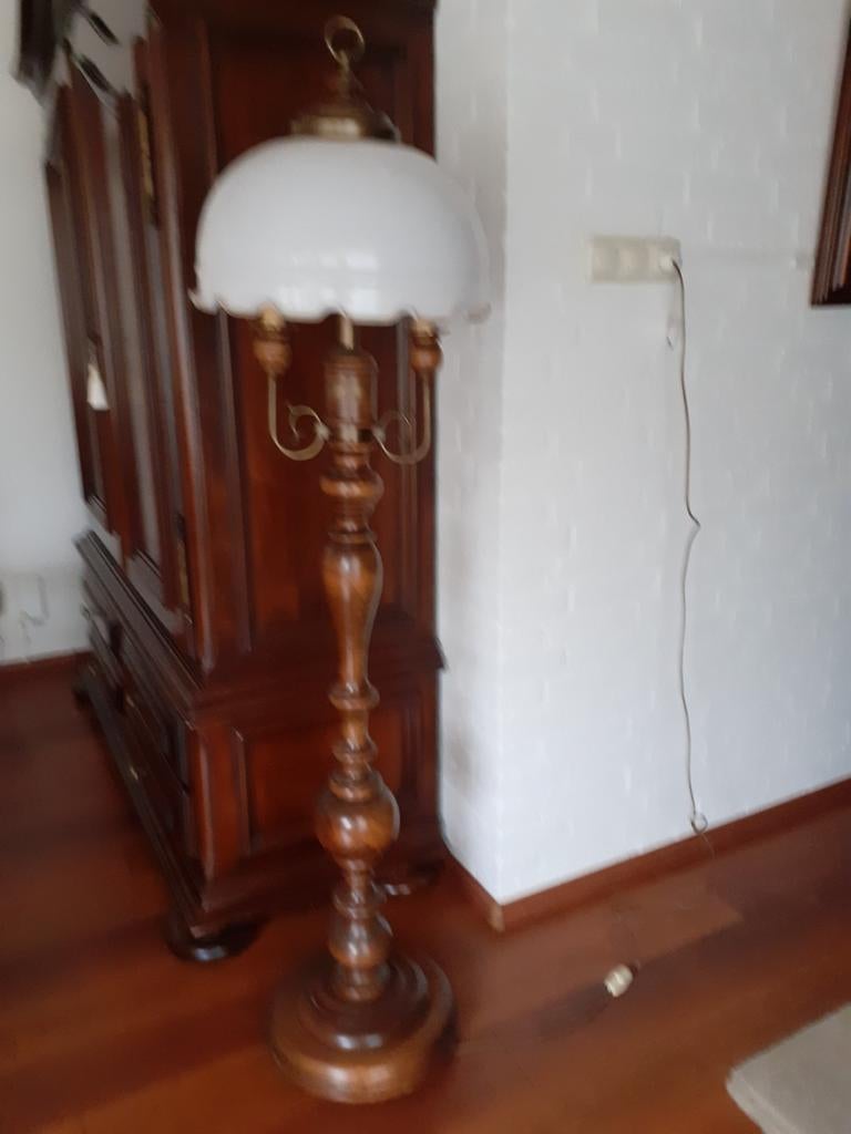 Klassieke houten vloerlamp met opalen kap, Huis en Inrichting, Lampen | Vloerlampen, Ophalen, Gebruikt, Klassiek, 150 tot 200 cm
