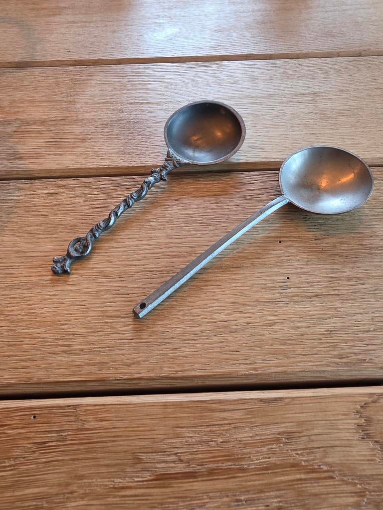 2 Oude Lepels: Tin en Onbekend Materiaal, Antiek en Kunst, Antiek | Tin, Ophalen