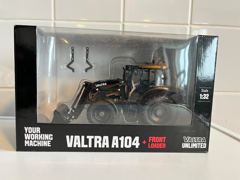 Valtra A104 + Voorlader Schaalmodel 1:32 Nieuw in doos, Ophalen of Verzenden, Nieuw, Overige typen, Overige merken