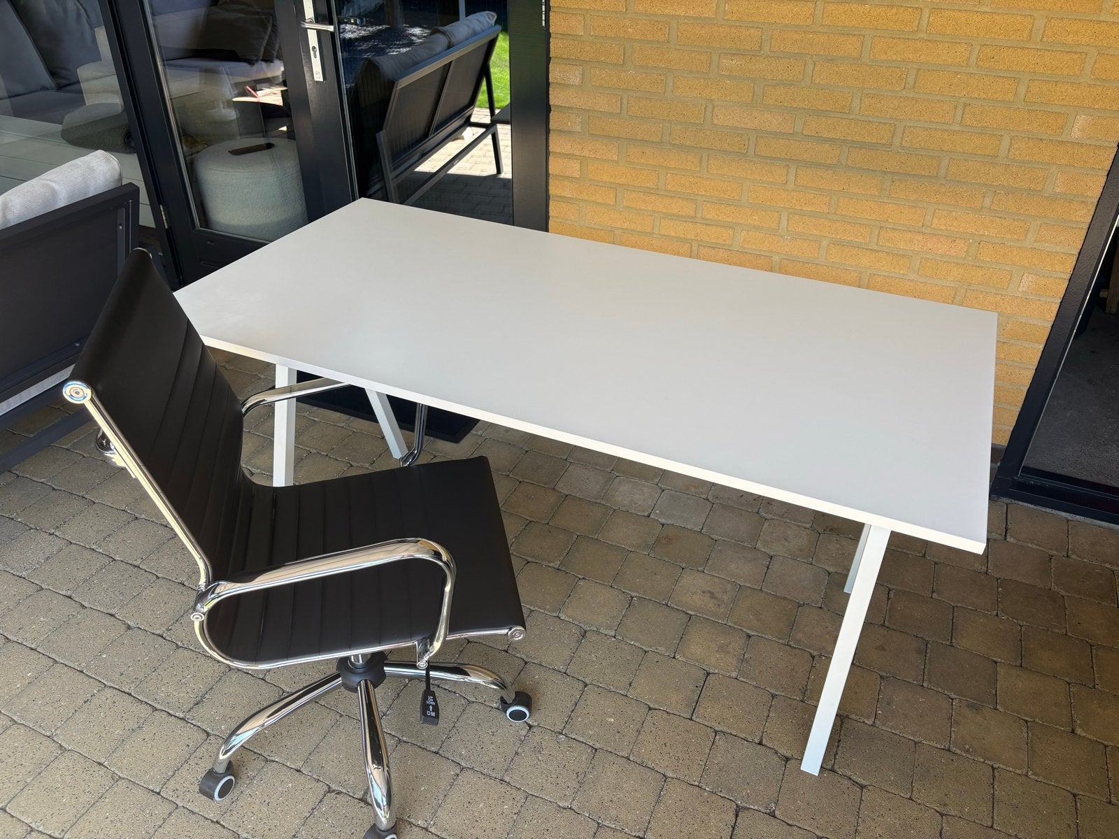 Modern wit bureau met zwarte bureaustoel, Ophalen, 160 cm, Spaanplaat of MDF, In hoogte verstelbaar