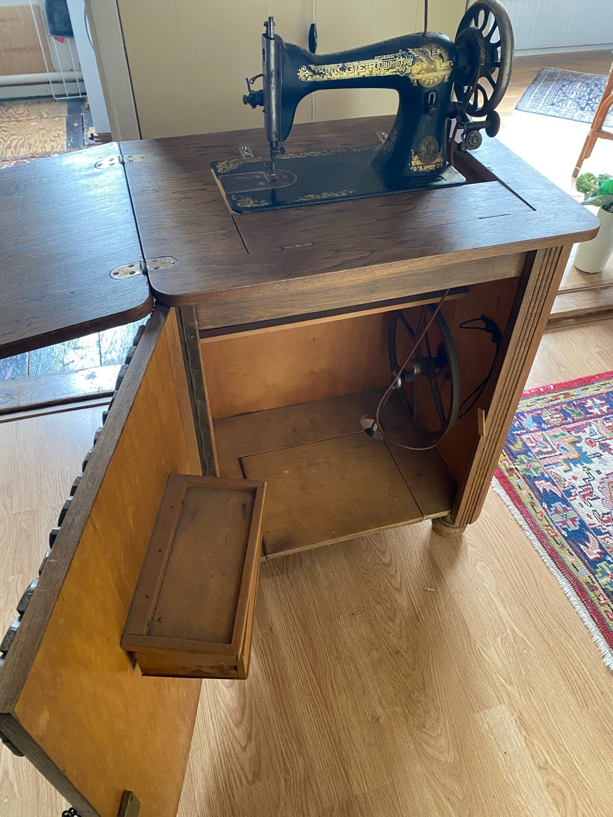 Antieke Singer naaimachine in houten kast, Antiek en Kunst, Antiek | Naaimachines, Ophalen of Verzenden