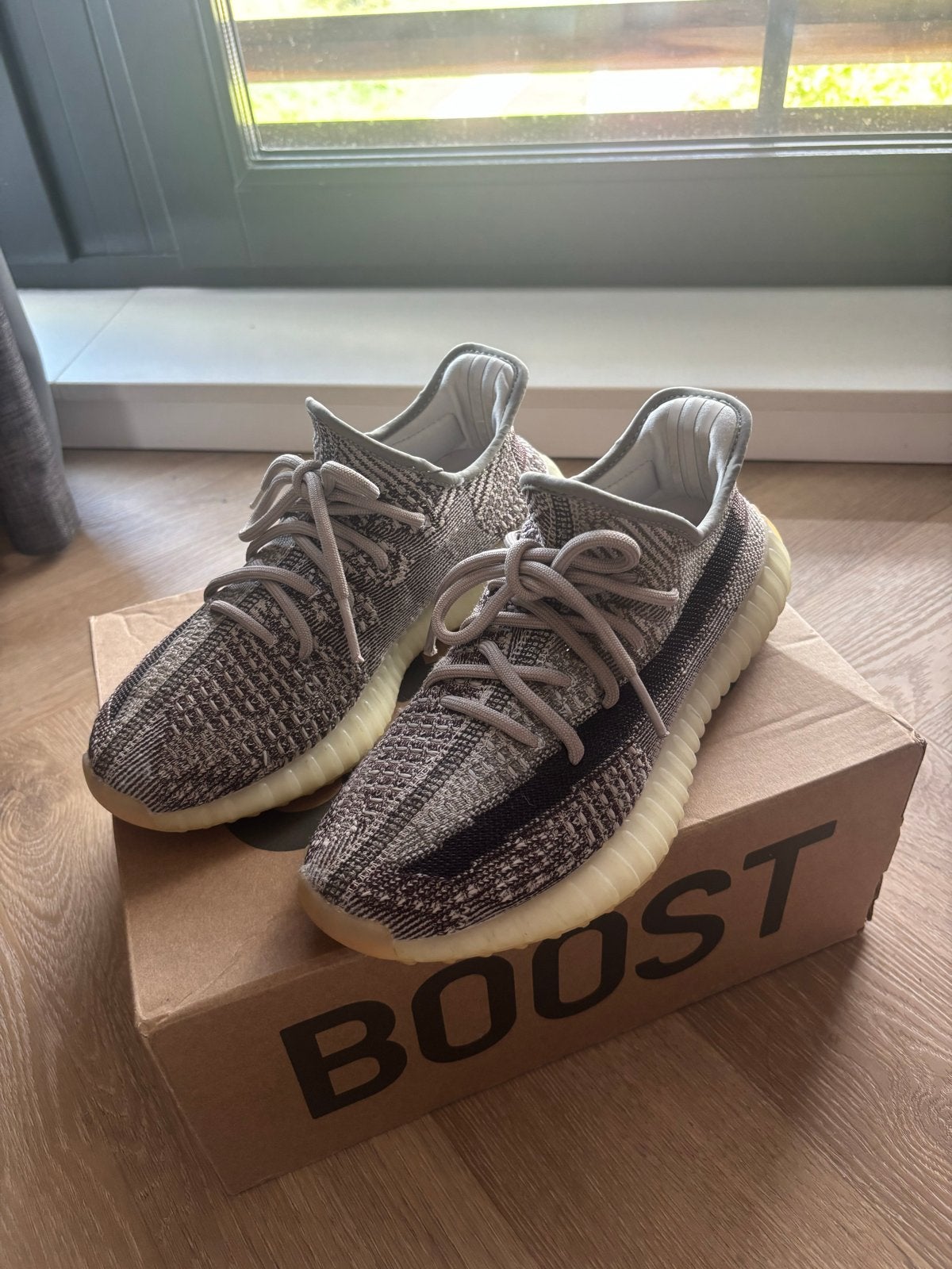 Adidas Yeezy Boost 350 Zyon, Ophalen of Verzenden, Zo goed als nieuw, Bruin, Sneakers of Gympen