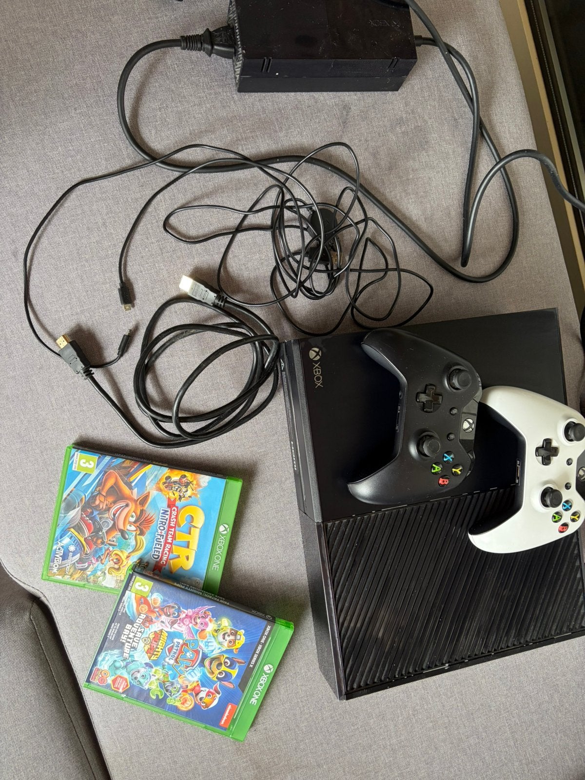 Xbox one, Ophalen, Zo goed als nieuw, 250 GB, Met 2 controllers
